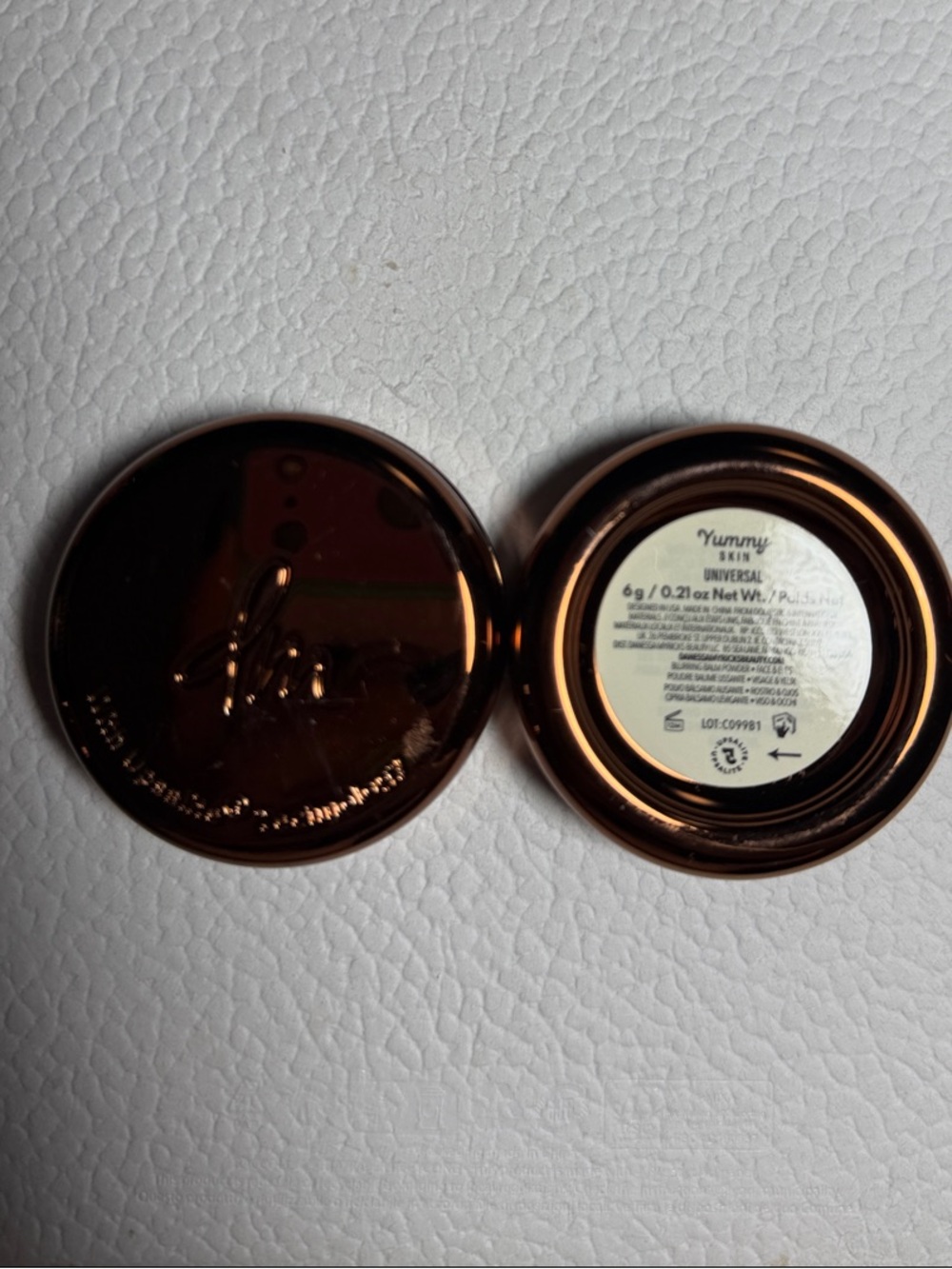 Danessa Myricks Beauty Yummy Skin Blurring Balm Powder in the shade "Universal"